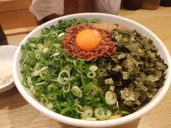コムギノキラメキ上桂店の台湾まぜそば直太朗メガは超ビッグサイズ