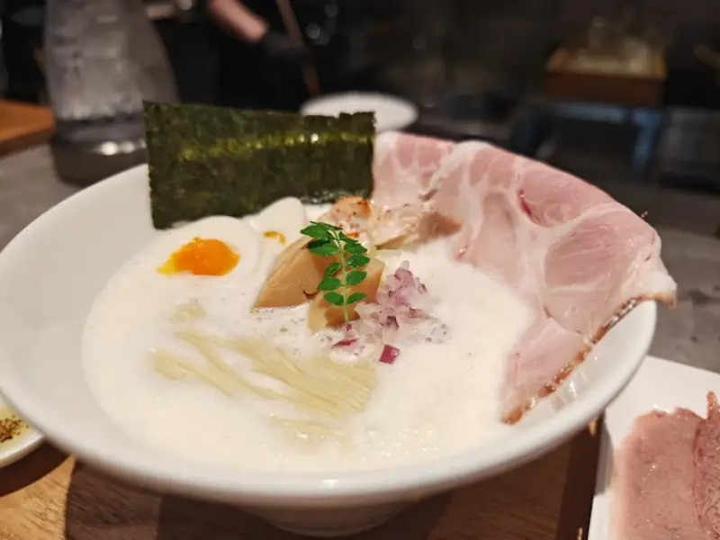 かたじけないラーメンの口コミを徹底分析｜出汁の旨みが話題に