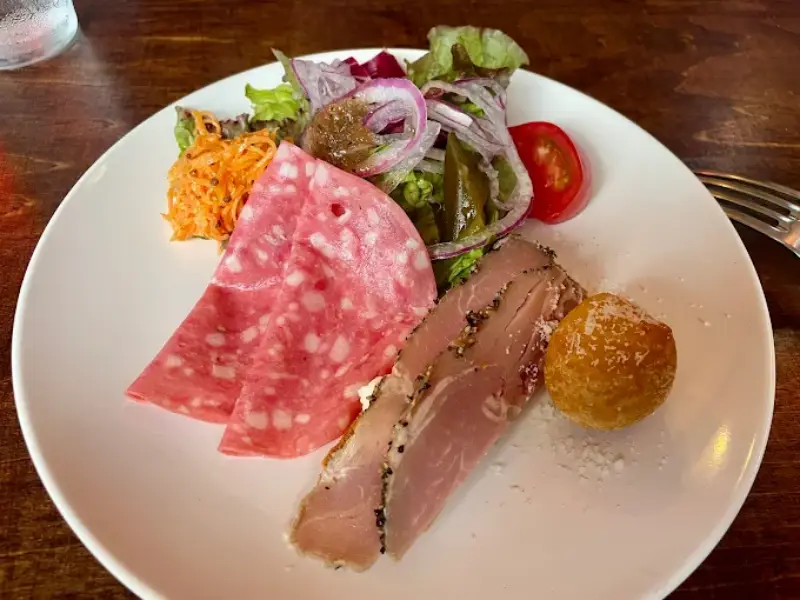kitchen tom catで楽しむ本格イタリアンと遊び心満載の店内