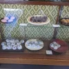 まるに抱き柏で味わう絶品黒豆大福と季節の上生菓子