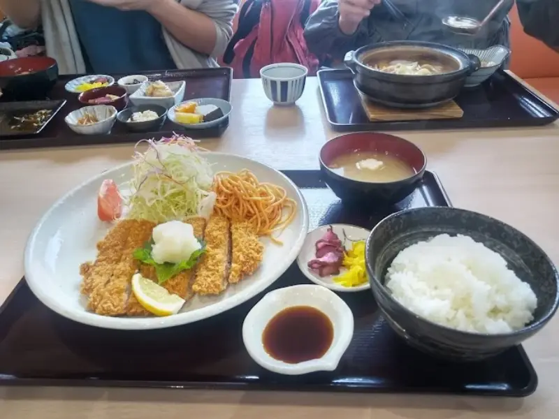 仁座食堂の魅力とメニュー徹底解説|温泉後に楽しむ食事スポット