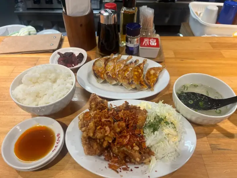 京都餃子テツノイタのレビュー｜人気定食と餃子の魅力を深掘り紹介