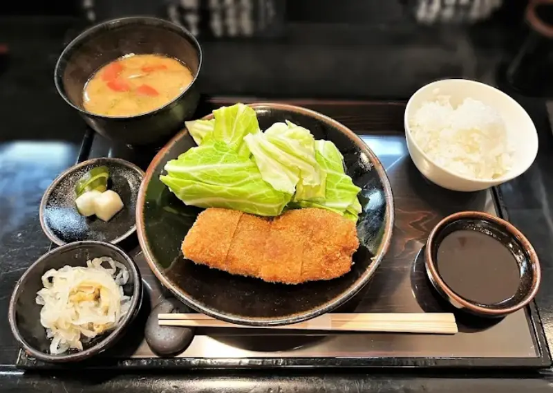 とんかつ山本で味わう老舗の魅力と絶品メニューを徹底解説【京都市役所前】
