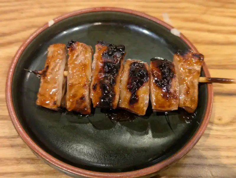 炭火香る絶品串！焼とん けむりで味わう茶美豚と旬の逸品