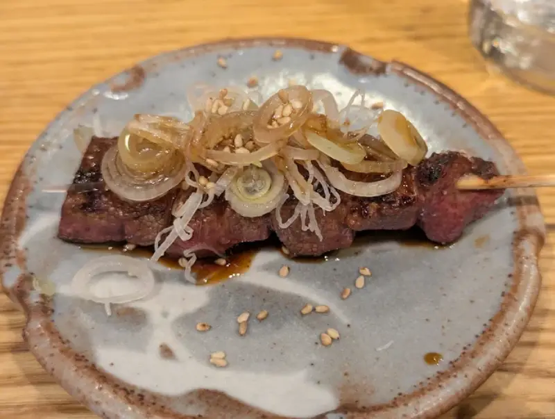 炭火香る絶品串!焼とん けむりで味わう茶美豚と旬の逸品