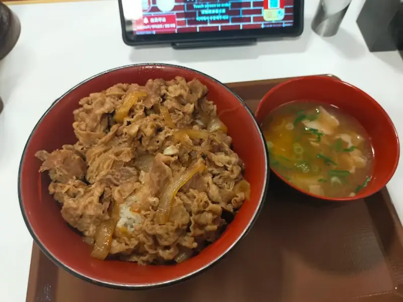 すき家の中盛りはご飯少なめ肉増量？並盛や大盛りとの違いと選び方