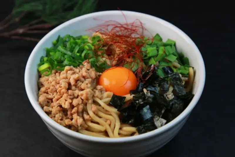 まぜそばと油そばの違いを徹底解説｜味や具材・カロリーの全比較