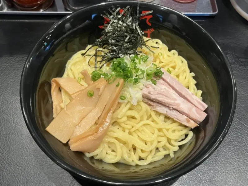 まぜそばと油そばの違いを徹底解説|味や具材・カロリーの全比較