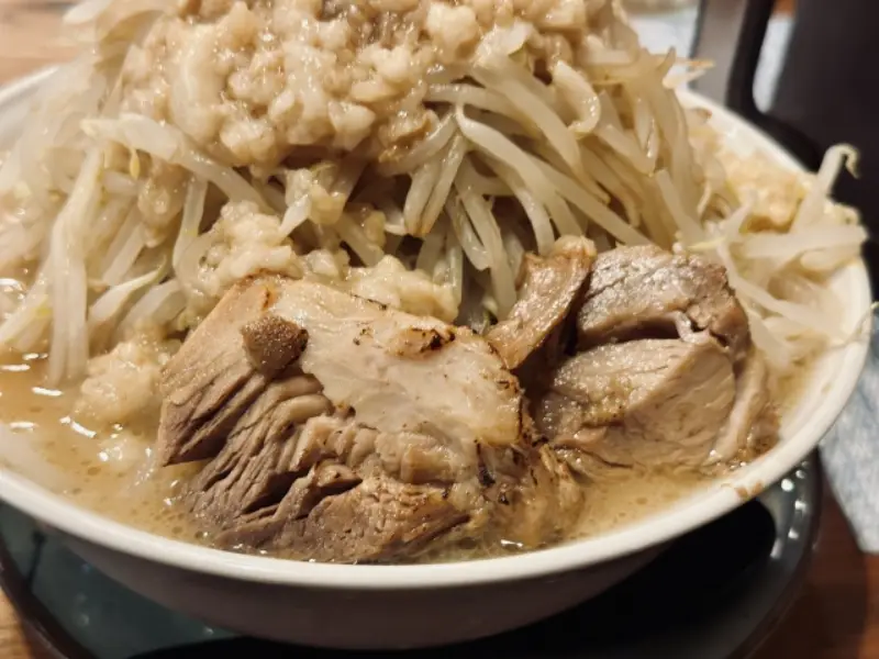 二郎系ラーメンでアブラを増やすとどう変わる?重さと向き不向きを解説