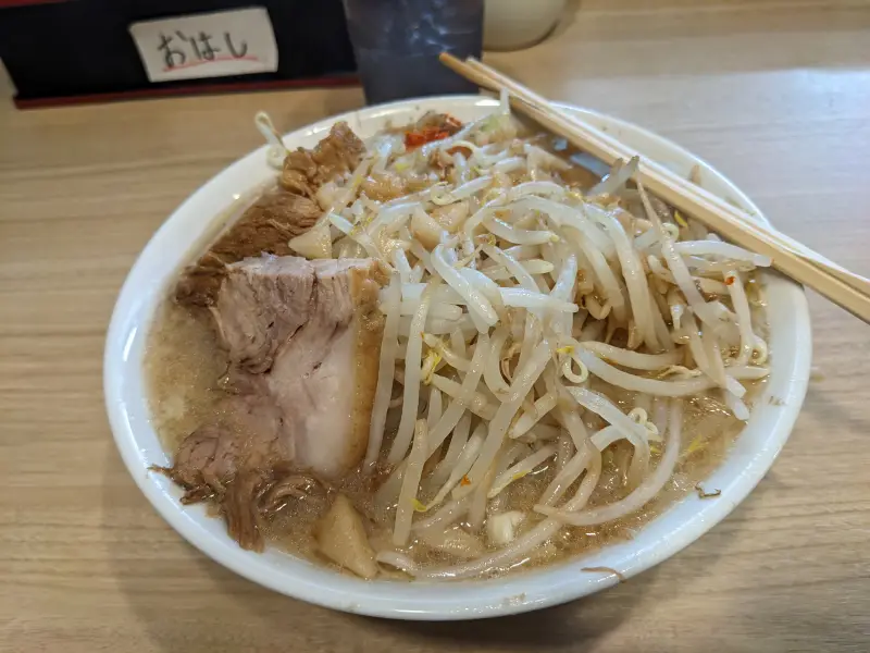 二郎系ラーメンの塩分はどれくらい?1杯の目安と気をつけたい食べ方