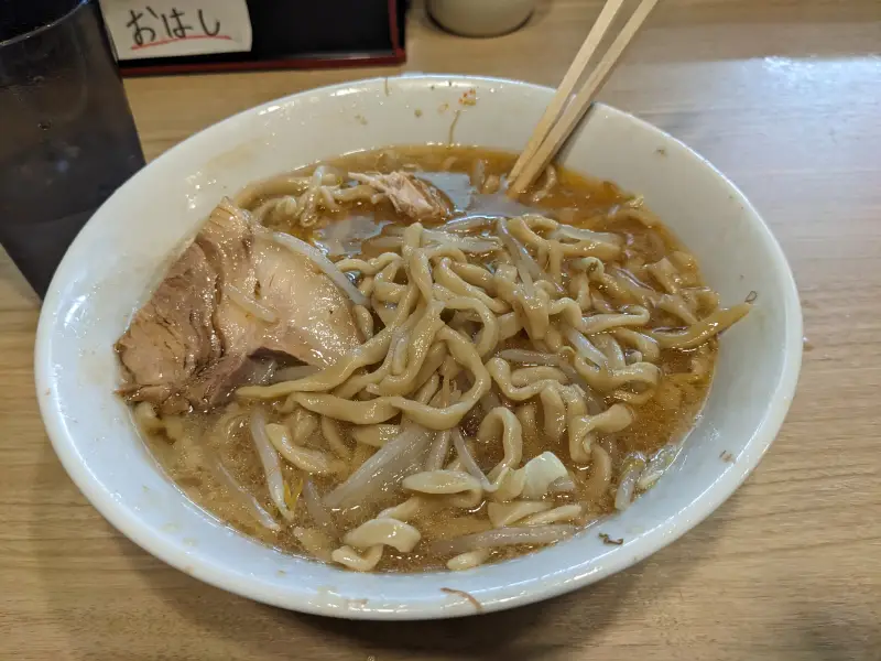 二郎系ラーメンの塩分はどれくらい?1杯の目安と気をつけたい食べ方