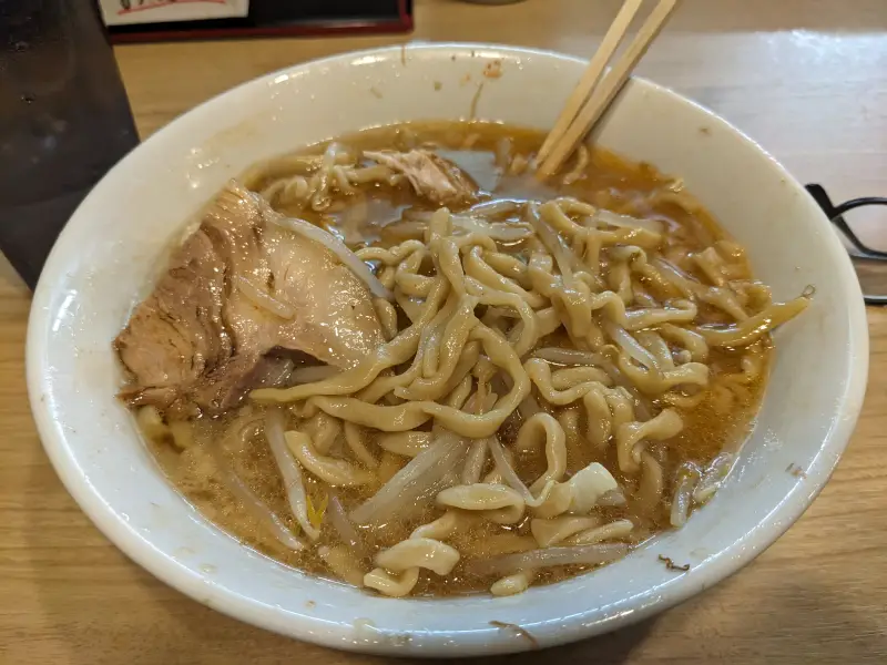 二郎系ラーメンの塩分はどれくらい?1杯の目安と気をつけたい食べ方
