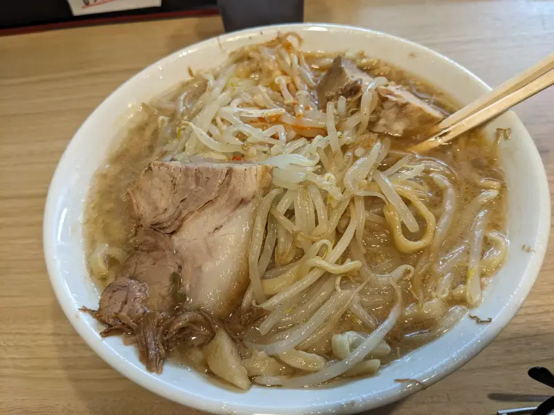 二郎系ラーメンの塩分はどれくらい?1杯の目安と気をつけたい食べ方