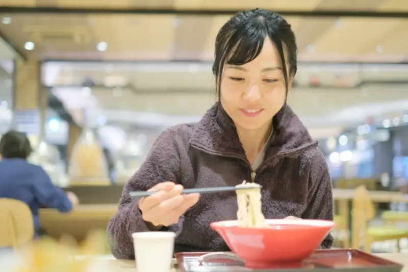 二郎系ラーメンは女性でも行ける？不安に感じやすいポイントをわかりやすく解説