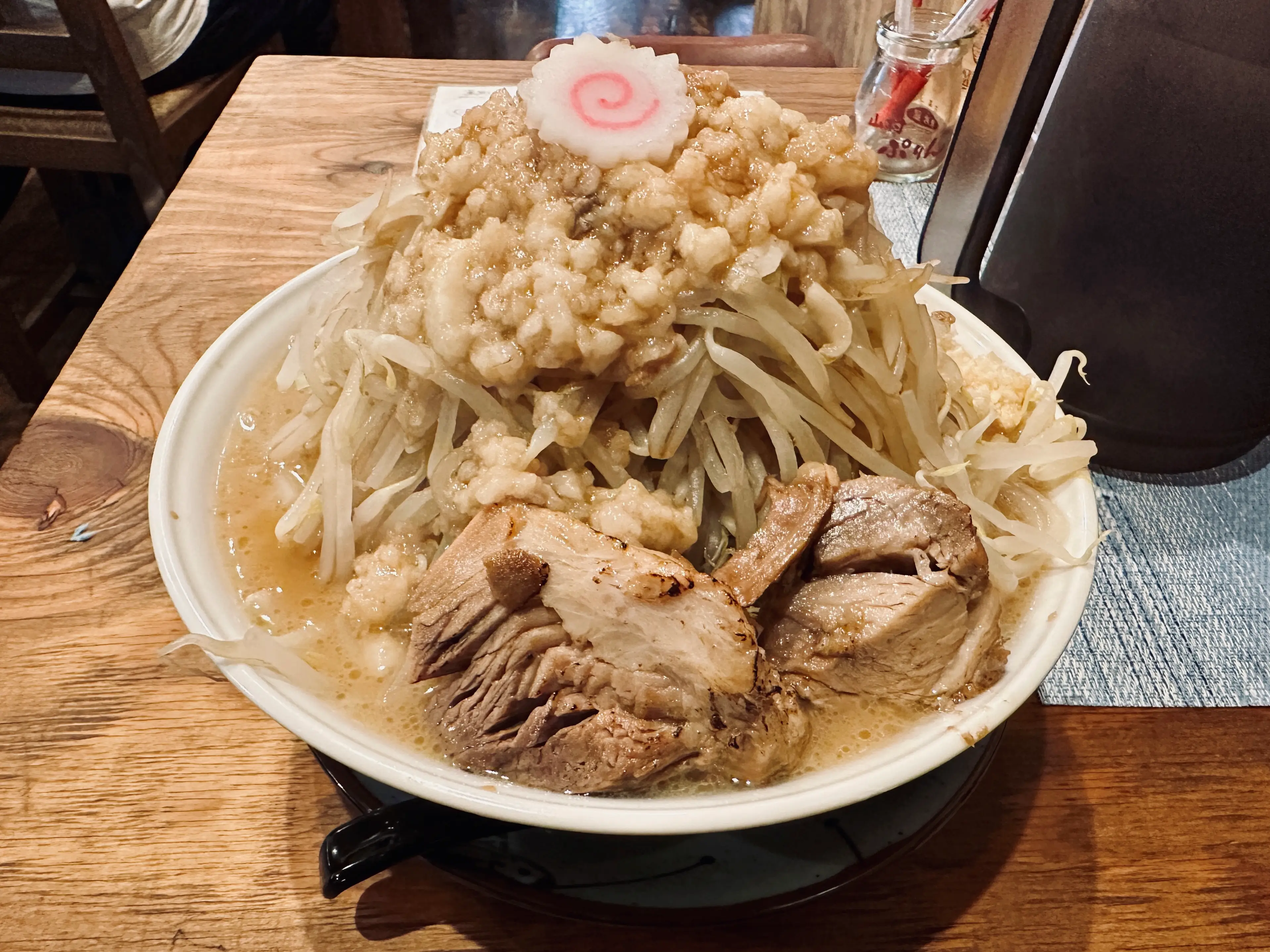 二郎系ラーメンは女性でも行ける？不安に感じやすいポイントをわかりやすく解説
