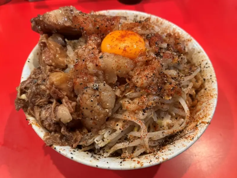 二郎系ラーメンの脂質は高い？脂っこく感じやすい理由をわかりやすく解説