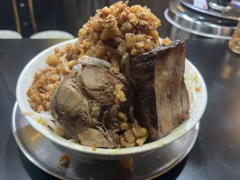 二郎系ラーメンの脂質は高い？脂っこく感じやすい理由をわかりやすく解説